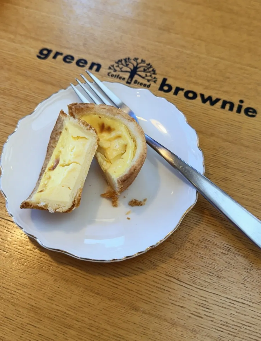 Cream latte and egg tart dessert