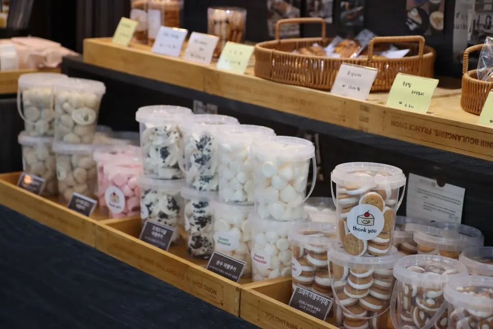 Meringue cookies displayed by type