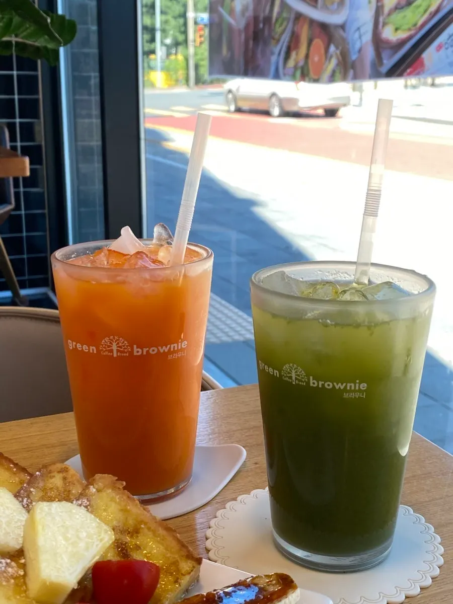 Two glasses of well-being juice, Carrot Pine and Kale King