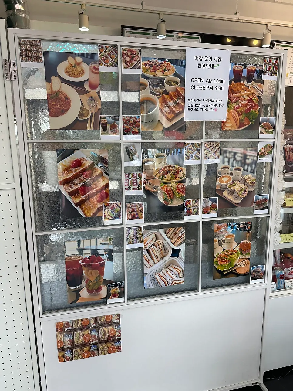 Carta con brunch, sándwiches y pasta