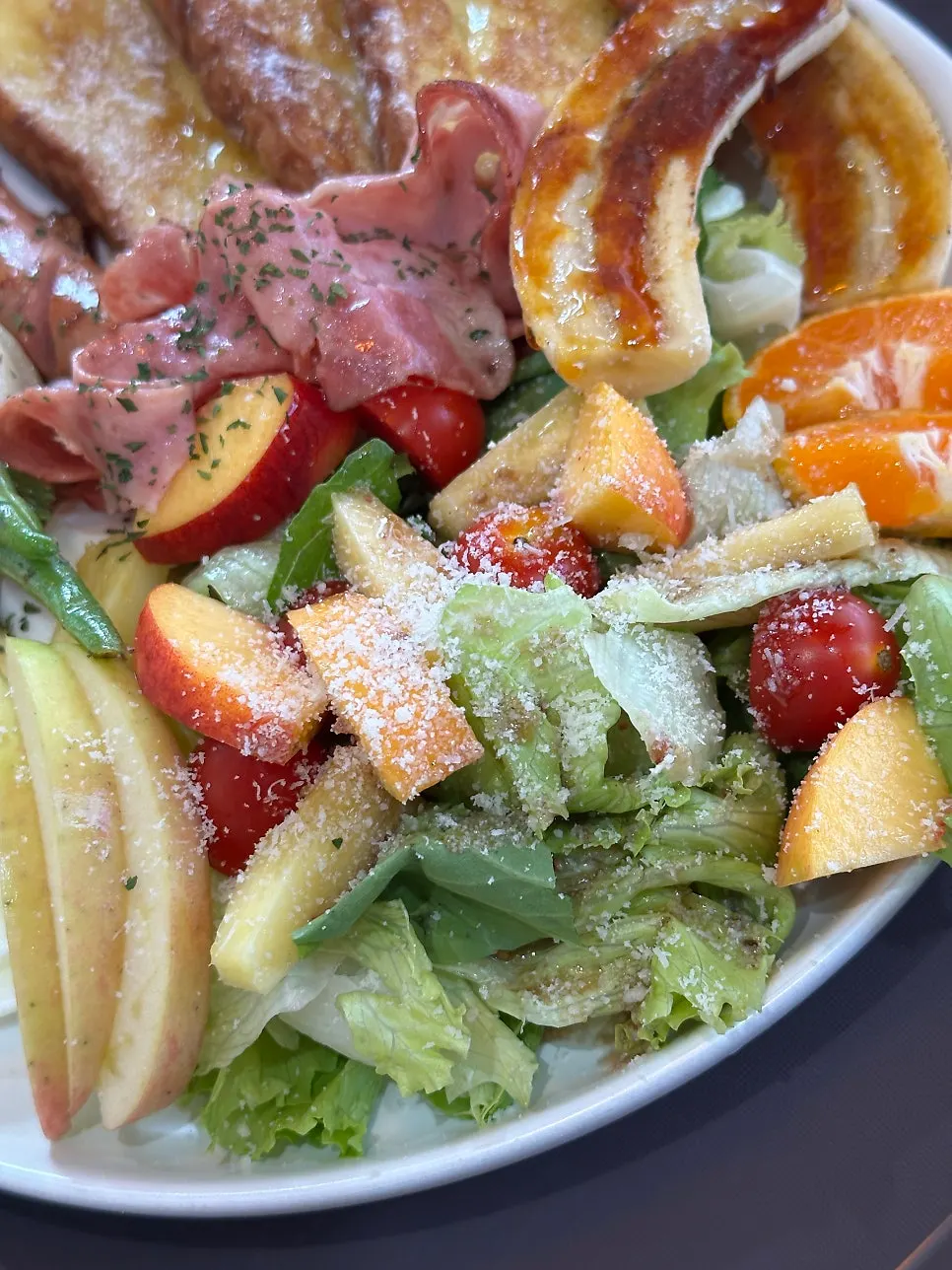 Plato de brunch con toast y ensalada