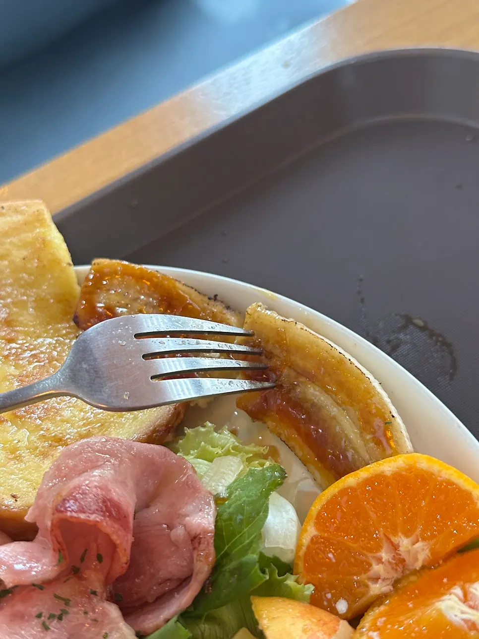 Mesa después de terminar la comida, con la taza de café