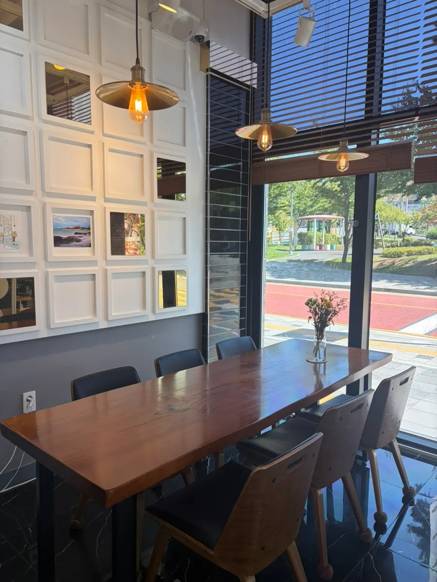 Modern seating with wide table spacing