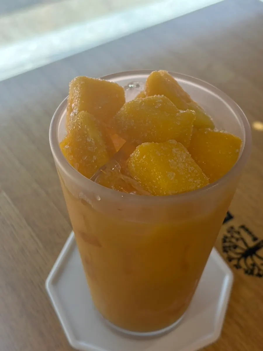 Close-up of large mango chunks on the mango-hi