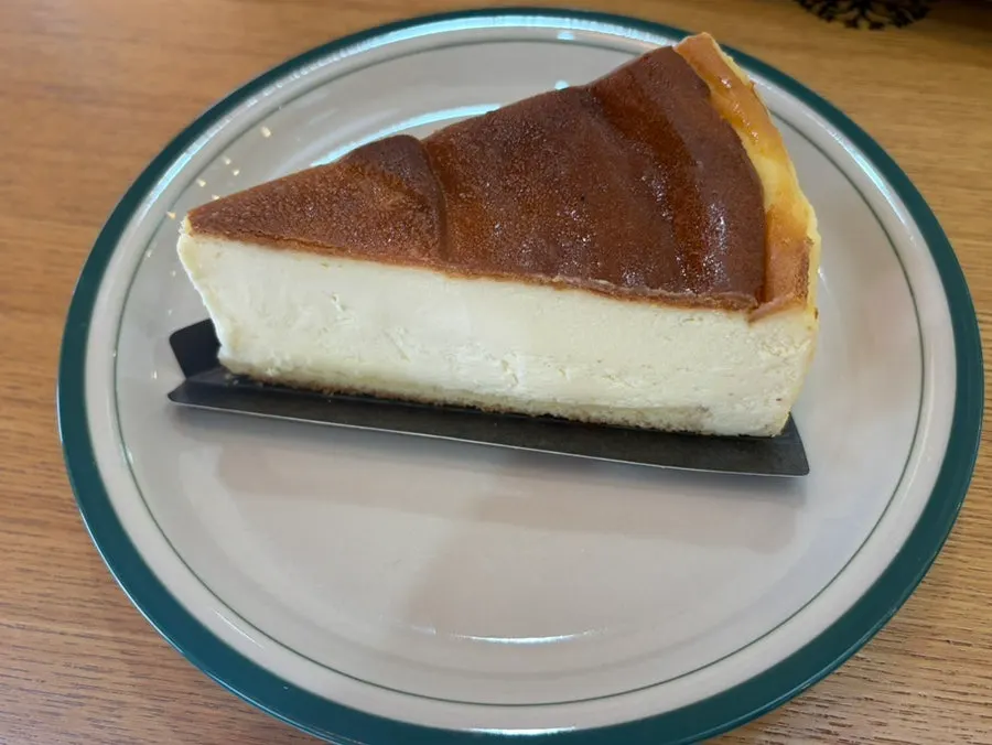 Cheesecake and drink together on the table