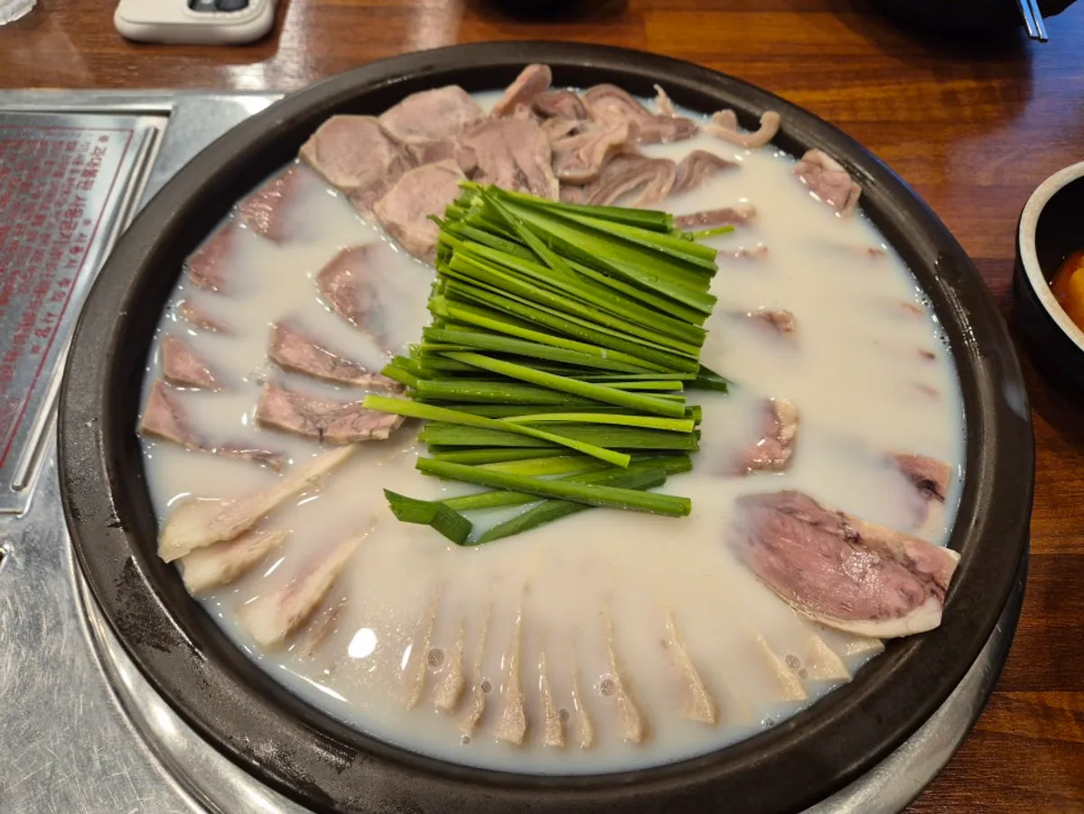 자작한 국물에 담겨 나온 보승회관 방이점 모둠수육