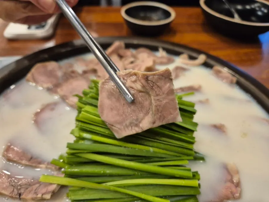 모둠수육 국물과 고기를 가까이서 본 모습