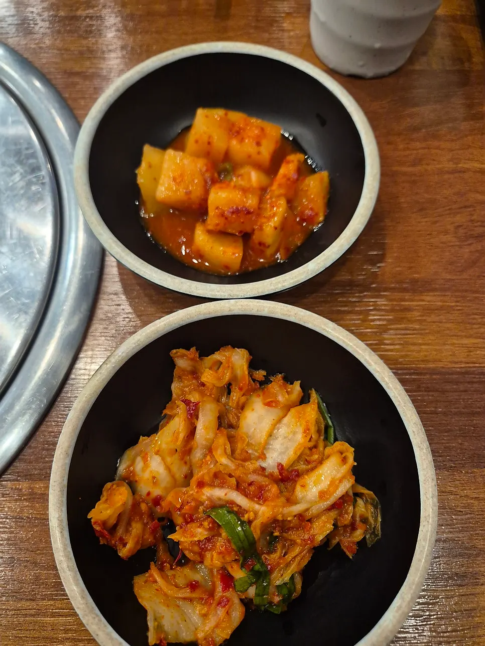 항정수육과 오소리수육을 집어 든 모습