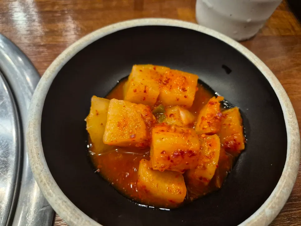 직접 담근 깍두기와 배추김치