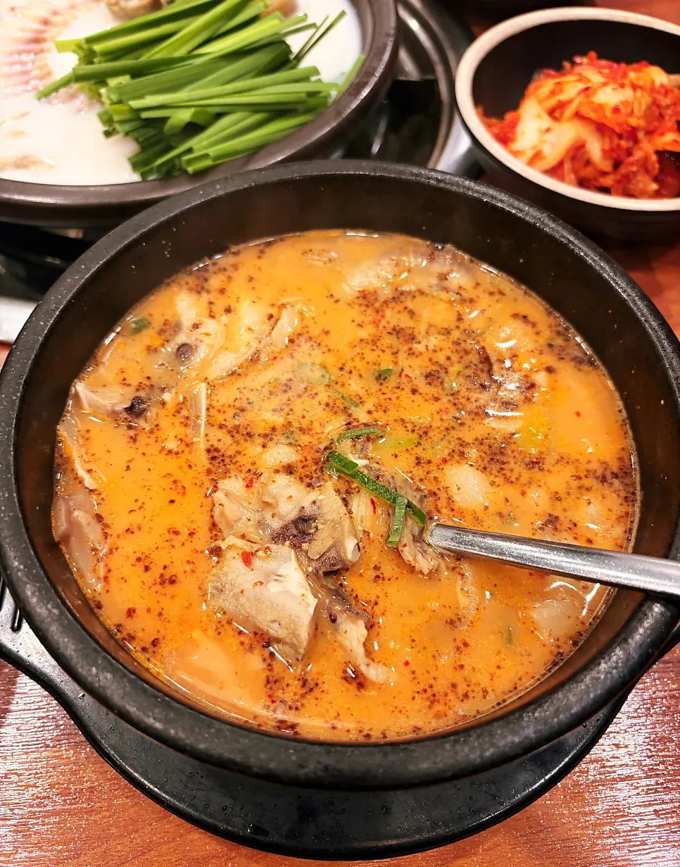 부글부글 끓는 돼지사골 전골