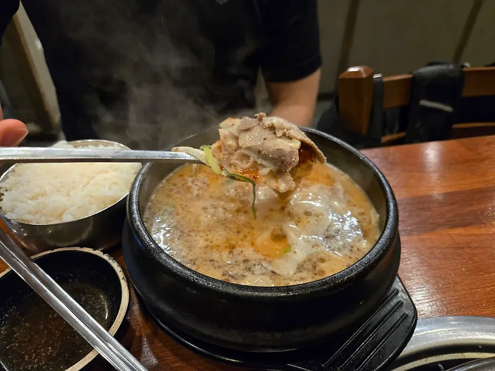 Table setting of spicy sundae gukbap set and pork gukbap set at Boseung Hoegwan Bangi Branch