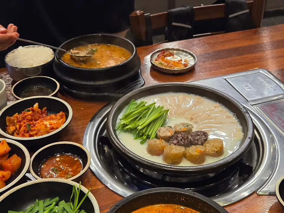 Dining table at Boseung Hoegwan Bangi Branch in front of Seokchon Lake
