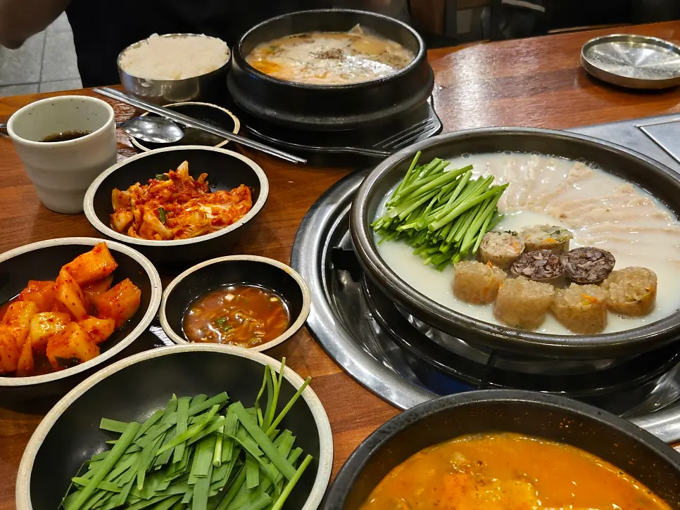 Two set meals with gukbap and pork jowl boiled meat served together
