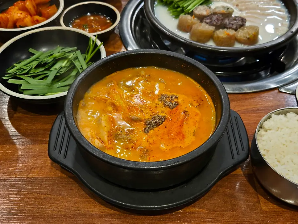 A bowl of spicy sundae gukbap set