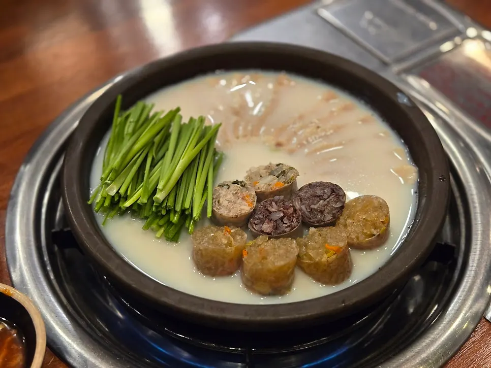 Bowl of pork gukbap showing visible lean meat