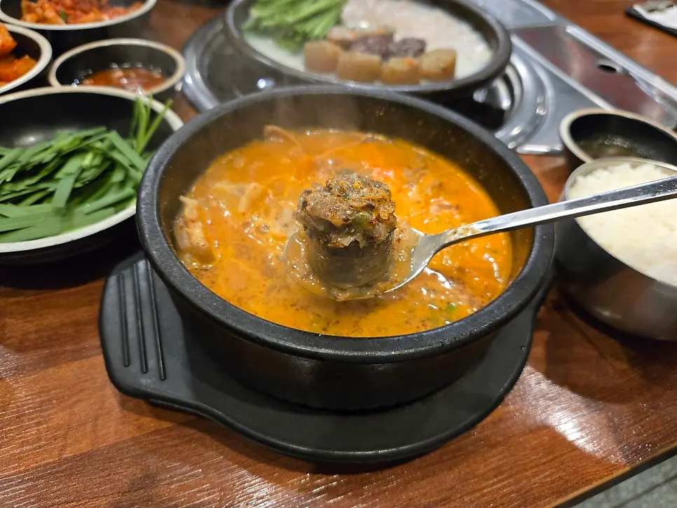 Two side dishes of kkakdugi and geotjeori kimchi