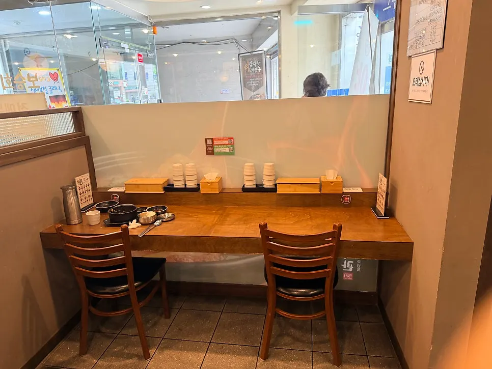 Interior seating at Boseung Hoegwan Cheonho Station Branch
