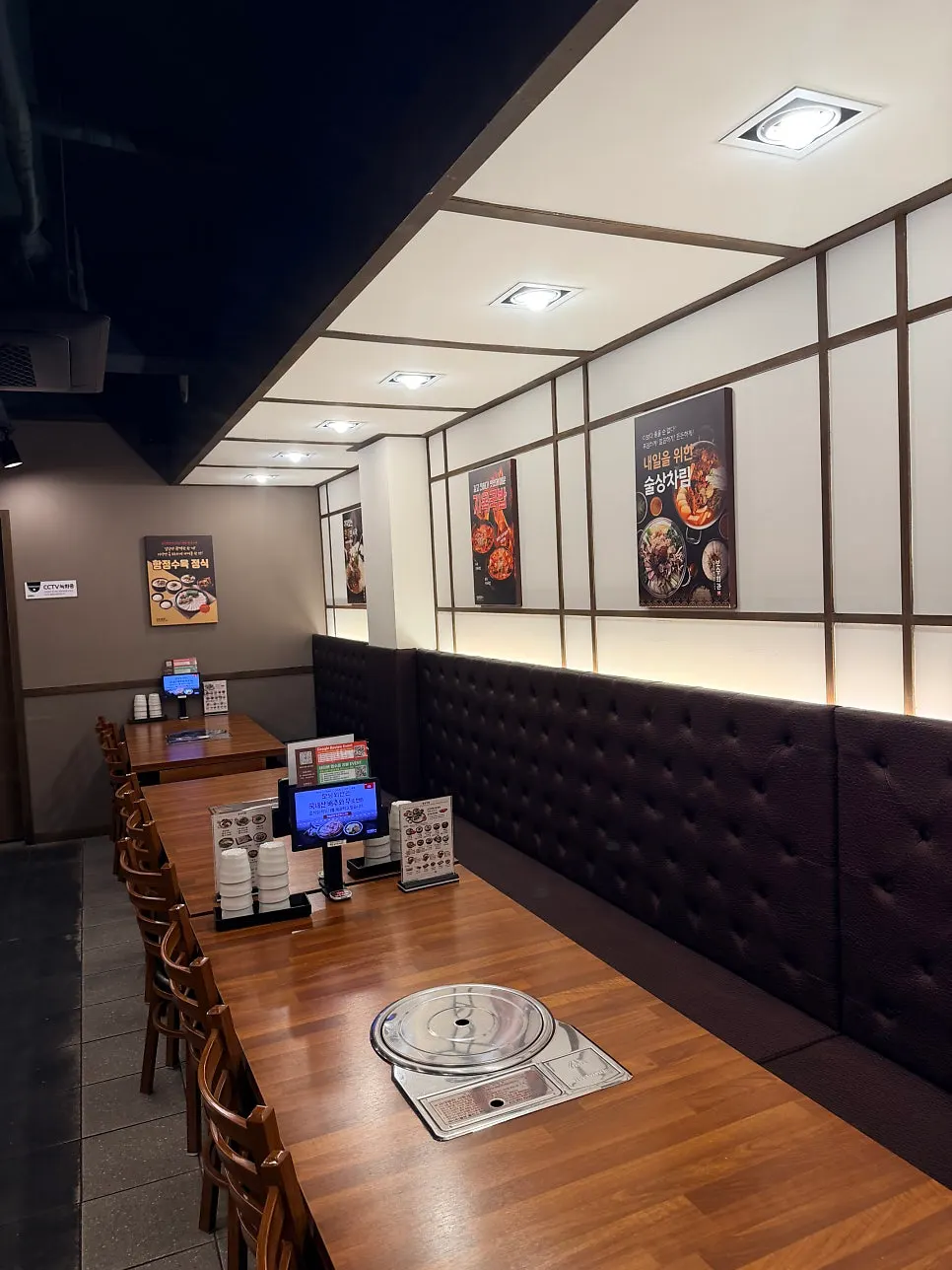 Solo dining table at Boseung Hoegwan Cheonho Station Branch