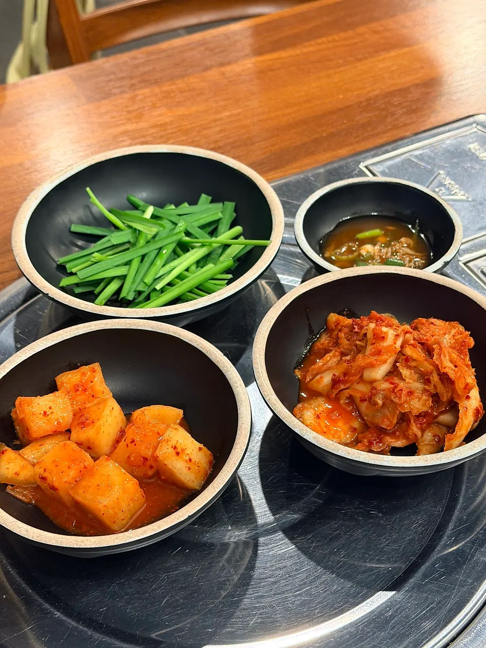 Basic side dishes of chives and kimchi at Boseung Hoegwan Cheonho Station Branch