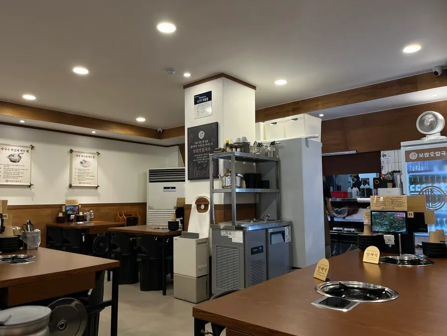 보쌈애칼국수 상대원점 넓은 홀 테이블