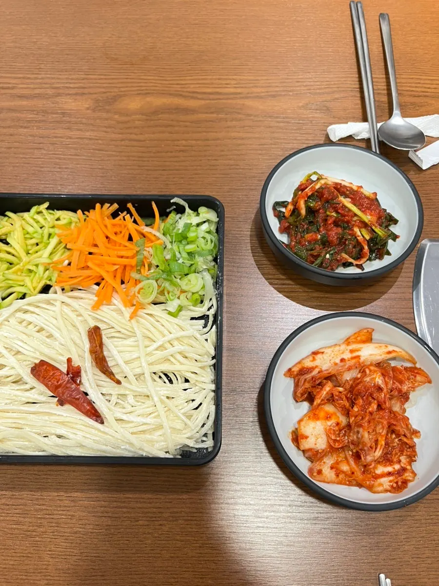 자리에 먼저 차려진 반찬과 칼국수 상차림