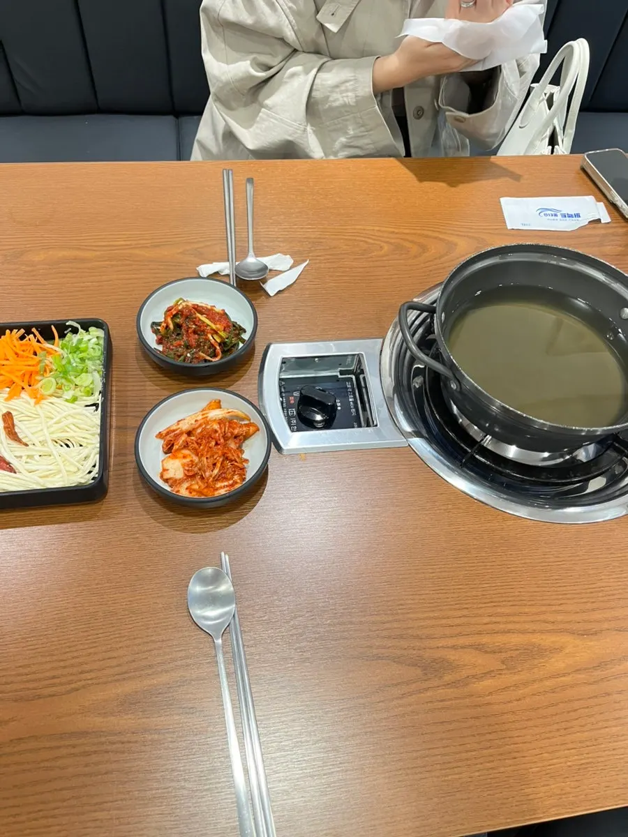 멸치국물 베이스 칼국수와 겉절이, 파김치
