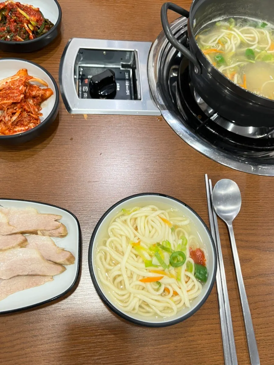 새우젓과 보쌈김치를 올린 가브리살 보쌈 한 점