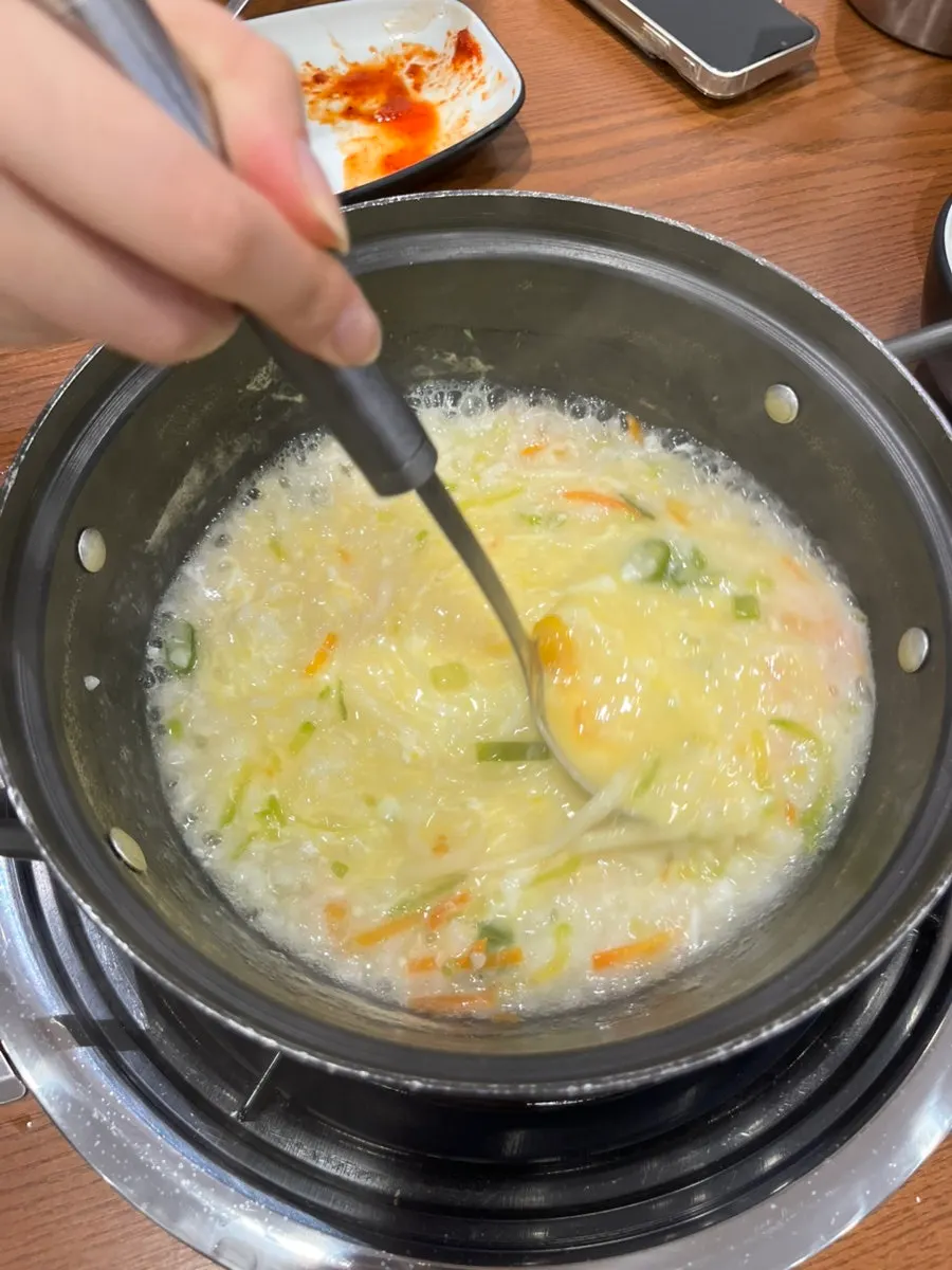 계란을 추가해 끓인 계란죽 한 그릇