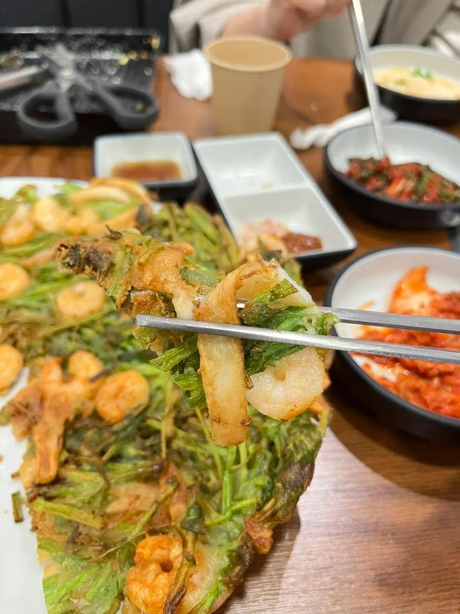 바로 부쳐 나온 얇고 바삭한 해물미나리전
