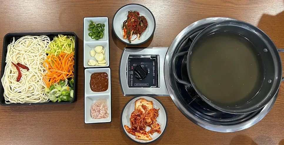 먼저 세팅된 서비스 칼국수 한 그릇
