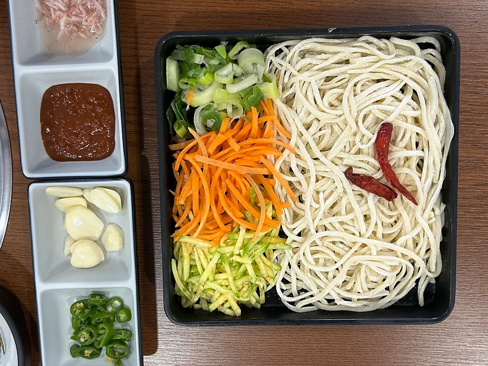 야채가 푸짐하게 담긴 칼국수 상차림