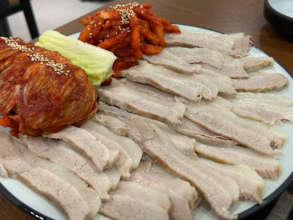 김치와 무말랭이를 곁들인 가브리살 보쌈