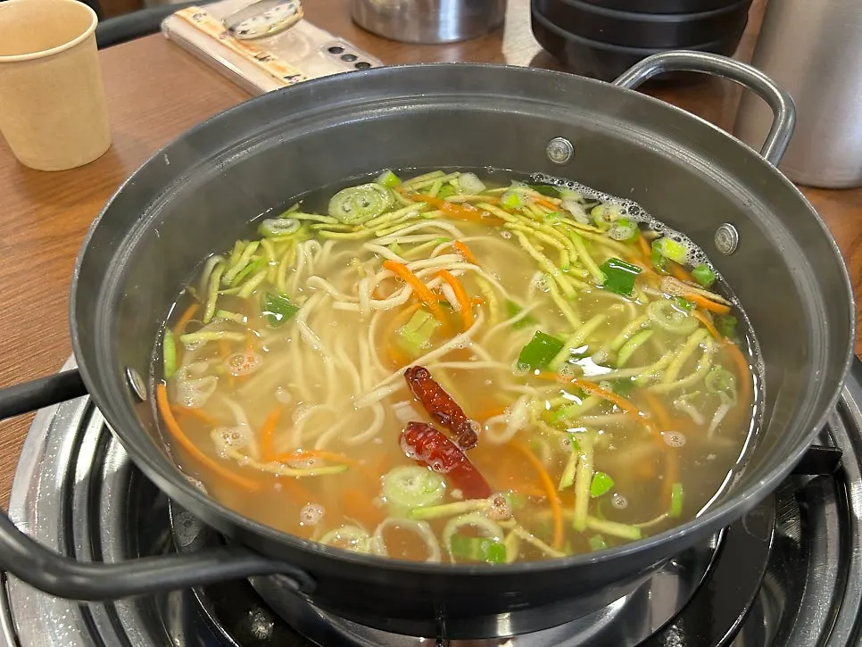 보쌈과 칼국수를 함께 먹는 상차림