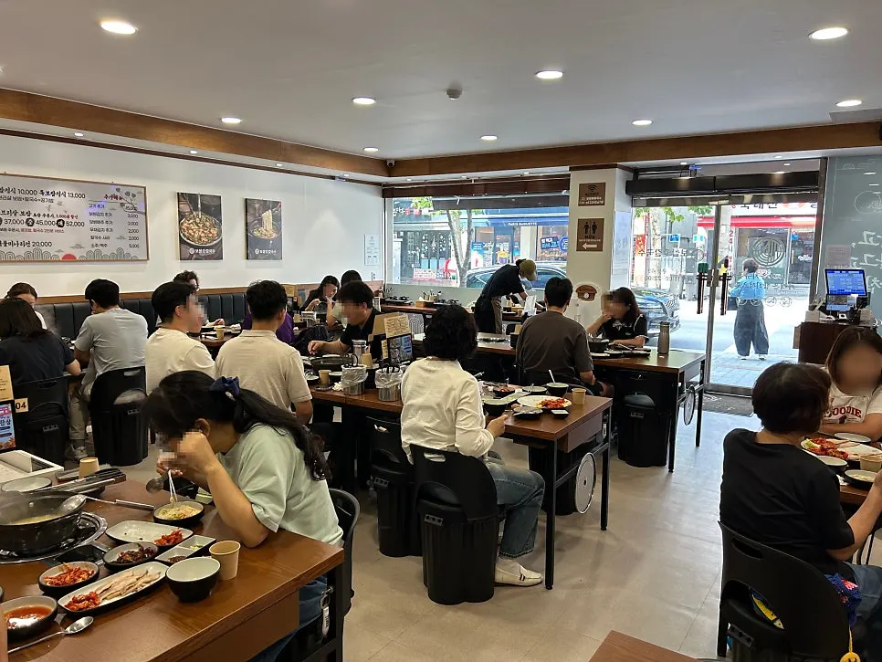 평일 점심 손님으로 가득한 매장 내부