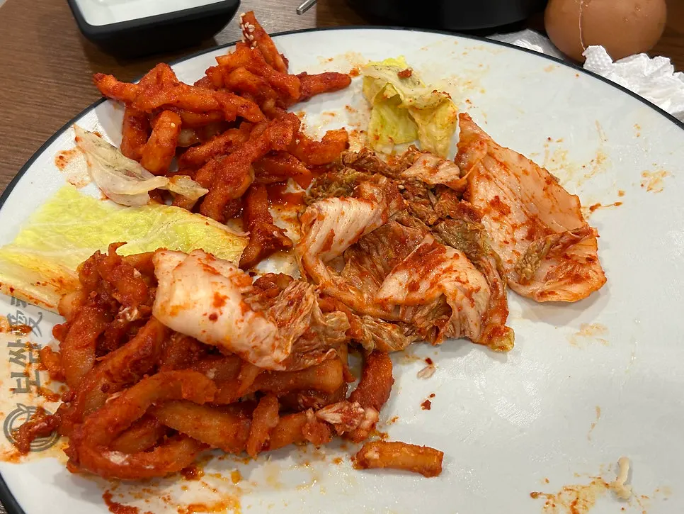 넉넉하게 나온 보쌈 김치 접시