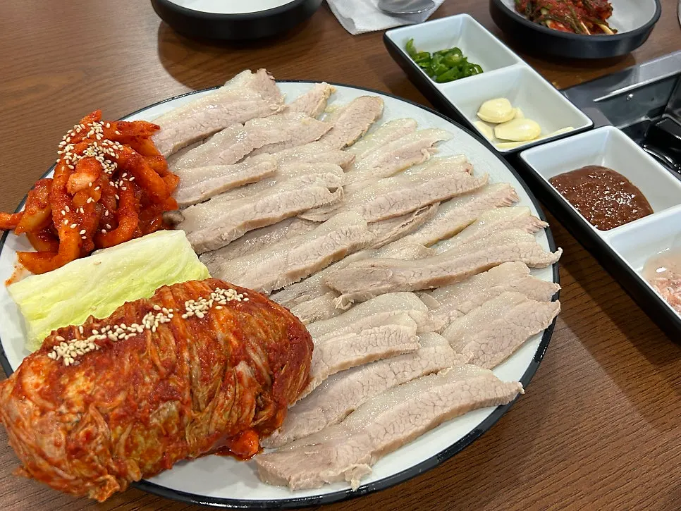 식사를 마친 보쌈과 칼국수 상차림
