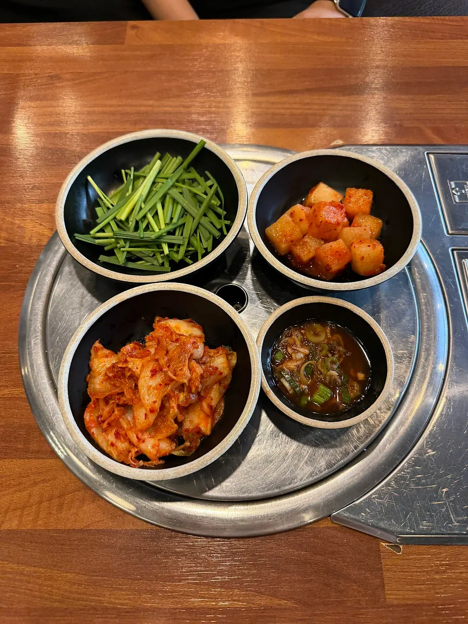 기본 반찬과 밥이 놓인 테이블