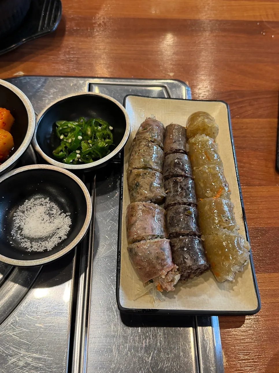 보글보글 끓는 빨간 국물의 국밥