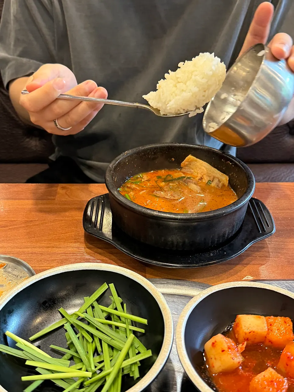 순대지옥 속 순대 건져 먹는 모습
