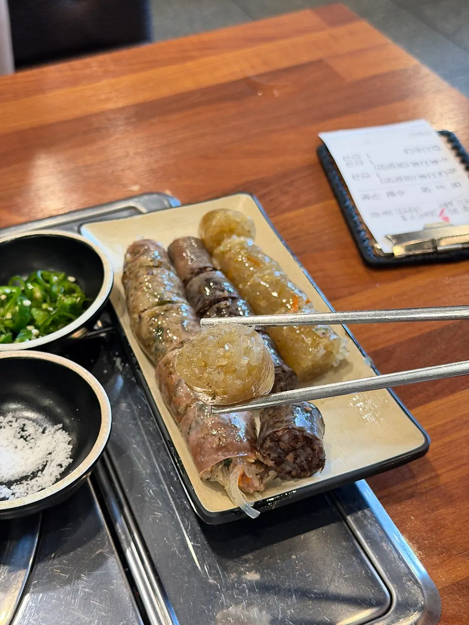 순대지옥과 맛보기 순대를 함께 놓은 상차림