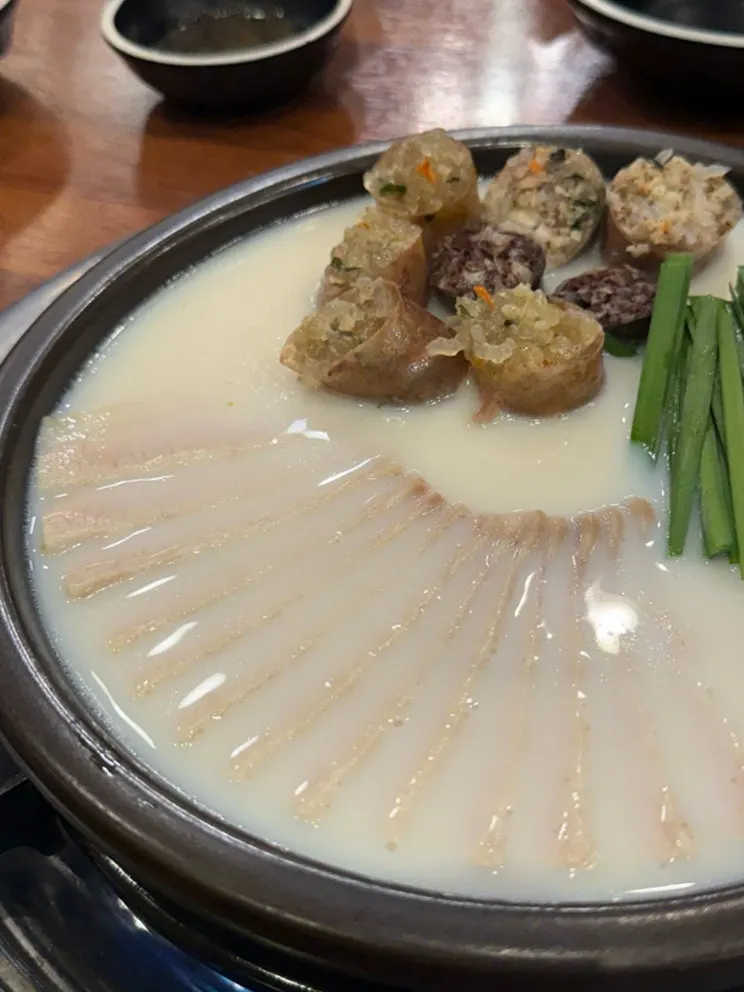 불 위에서 끓고 있는 순대 항정수육