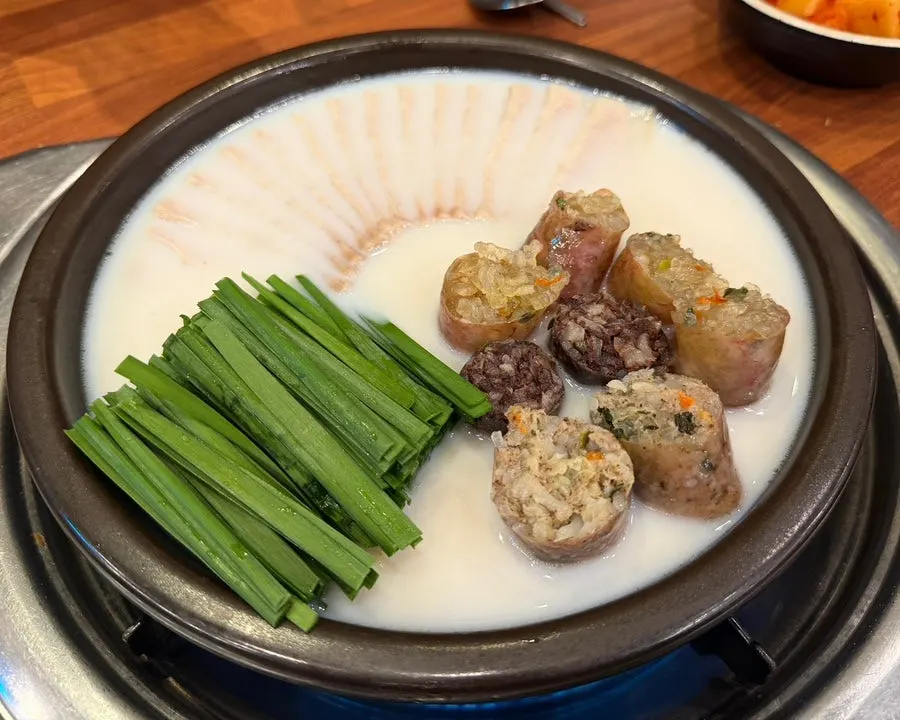 졸아든 항정수육 국물과 고기 건더기