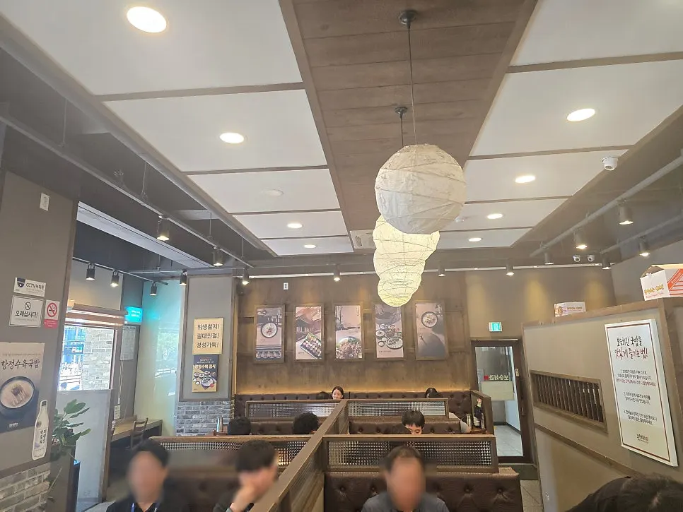 칸막이로 구분된 보승회관 방이점 내부 좌석