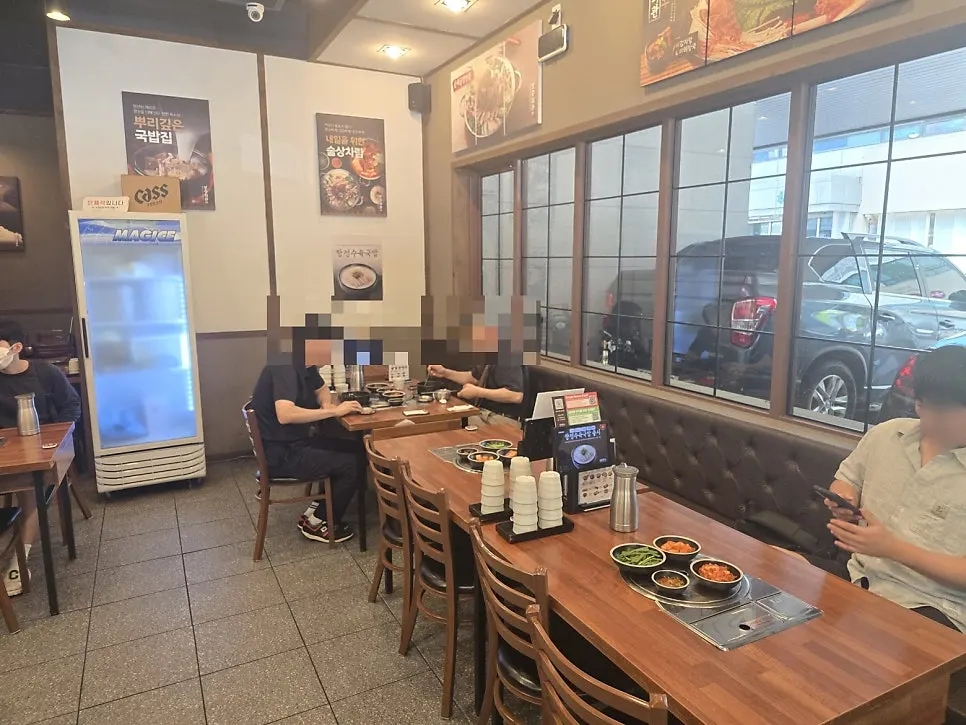 4인 이상 앉을 수 있는 보승회관 방이점 단체석
