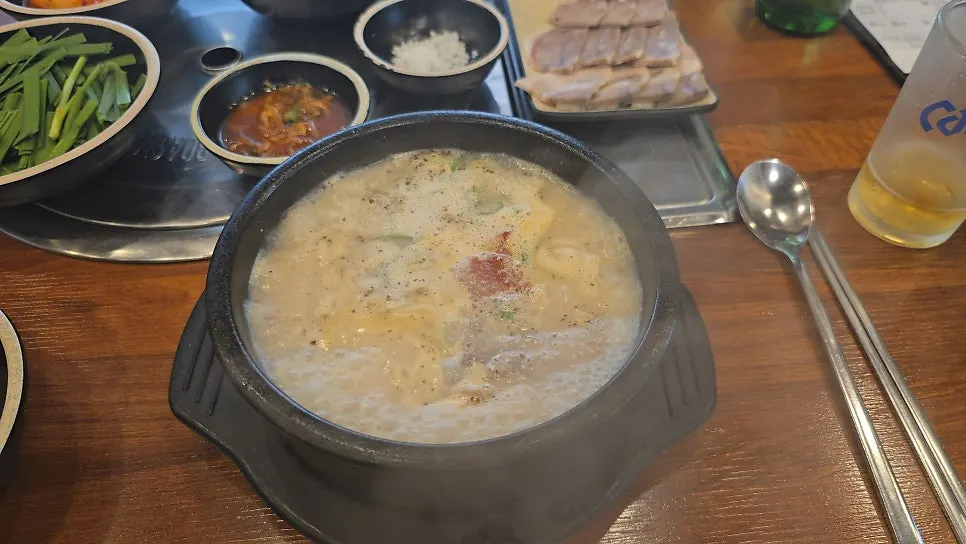 끓어서 나온 순대국밥 두 그릇 상차림