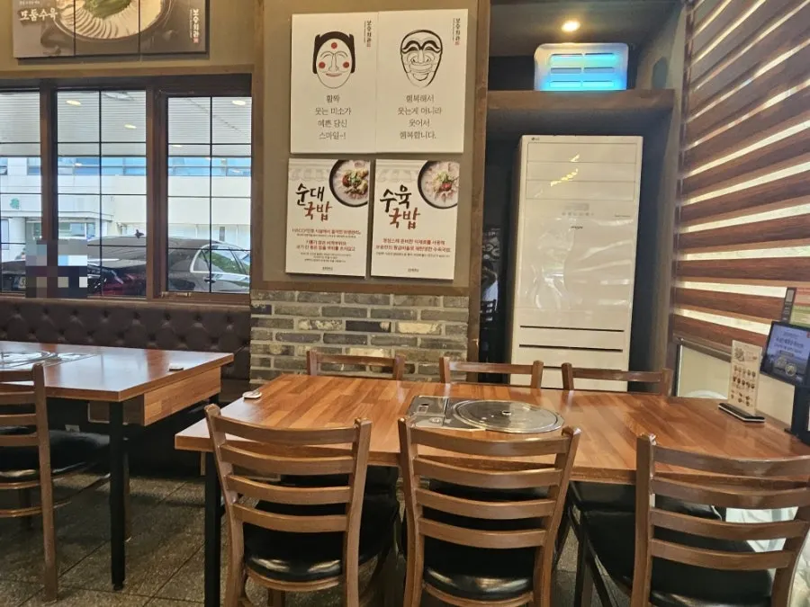 테이블이 넉넉하게 배치된 국밥집 홀