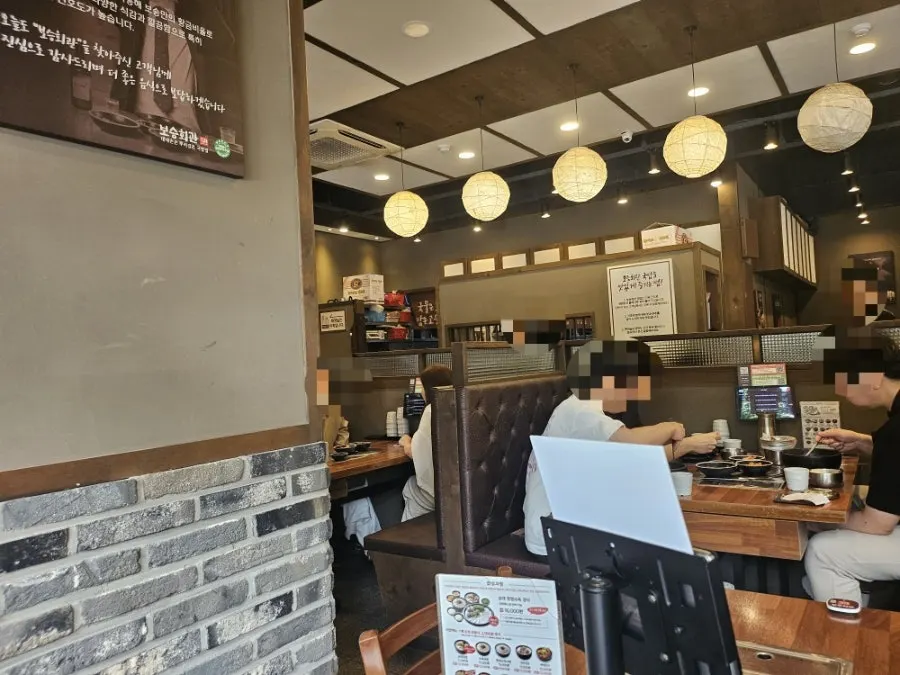 여러 명이 앉기 좋은 매장 테이블석