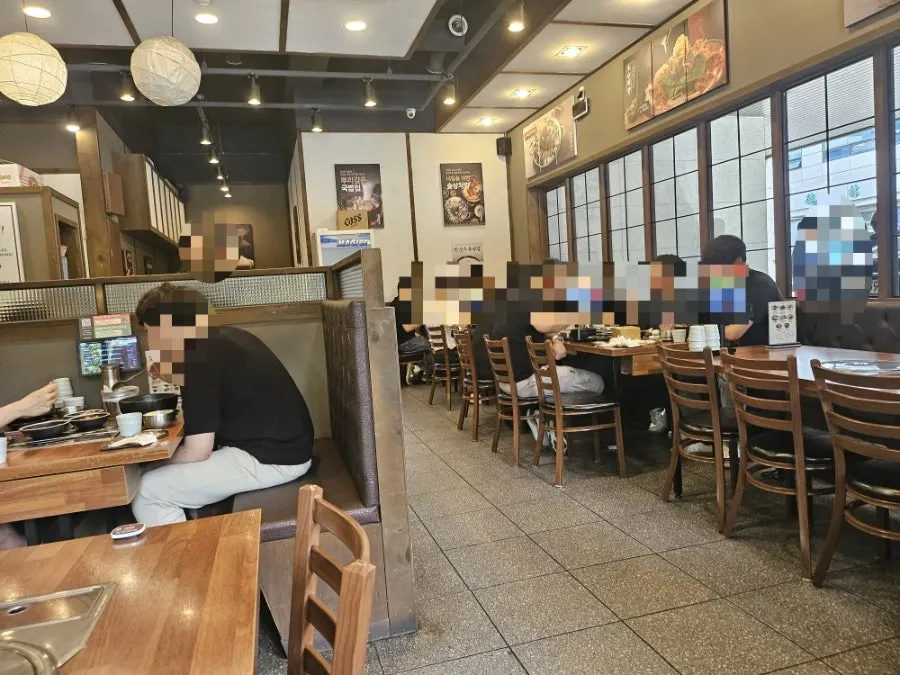 깔끔한 분위기의 보승회관 방이점 좌석