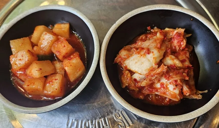 김치 2종과 간장소스 기본 반찬 상차림