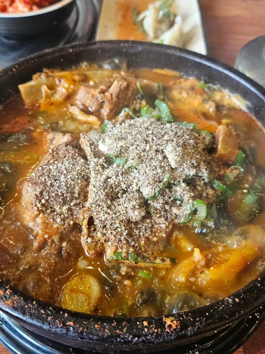 뚝배기에 푸짐하게 담긴 뼈해장국
